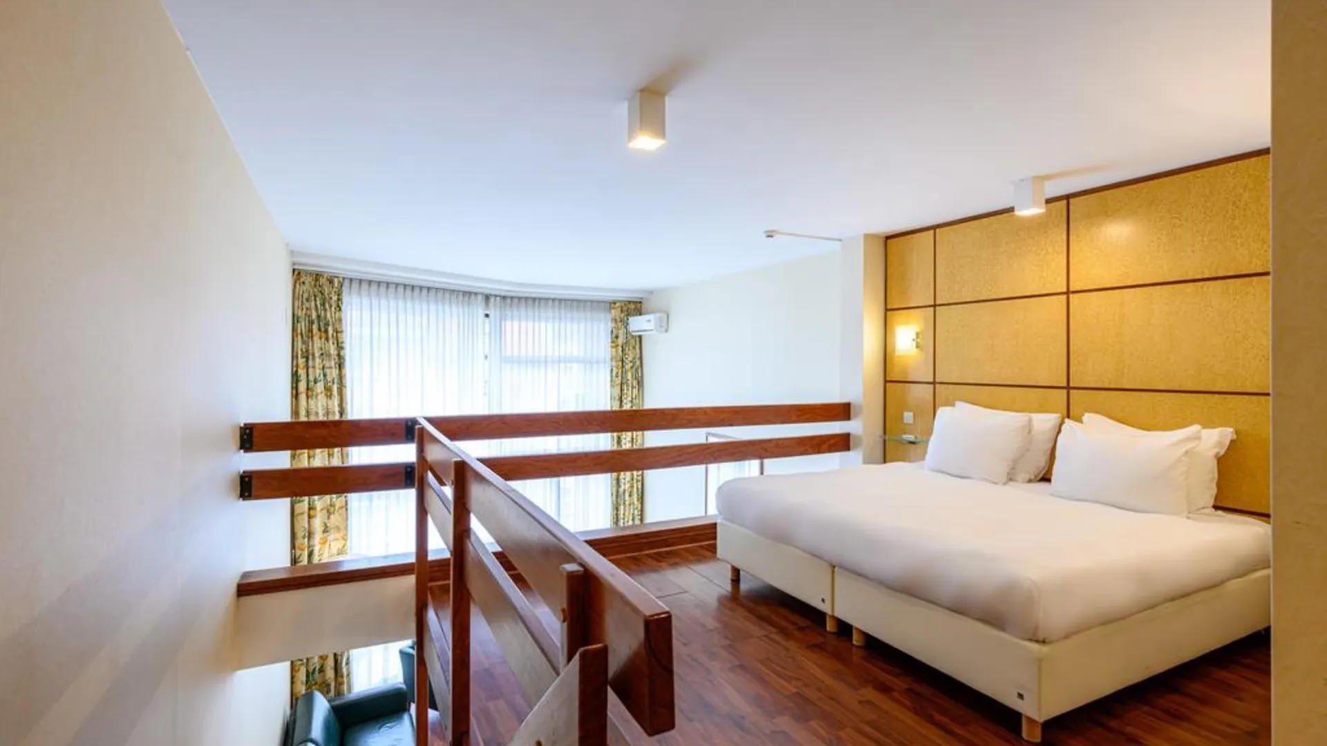 B-Aparthotel Montgomery contacts